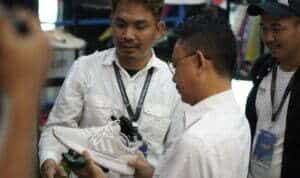 Wali Kota Pontianak, Edi Rusdi Kamtono melihat-lihat sepatu yang dijual pada Thrift Festival di Pontianak Festival Week, di PCC. (Foto: Prokopim/Kominfo For KalbarOnline.com)