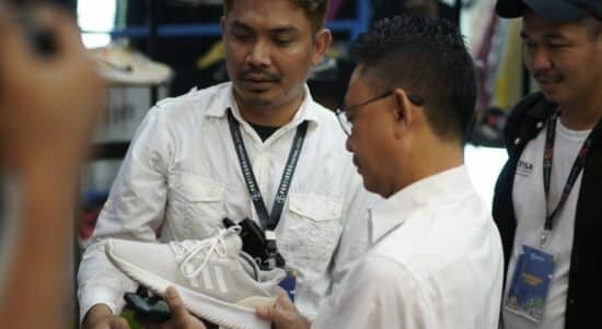 Wali Kota Pontianak, Edi Rusdi Kamtono melihat-lihat sepatu yang dijual pada Thrift Festival di Pontianak Festival Week, di PCC. (Foto: Prokopim/Kominfo For KalbarOnline.com)