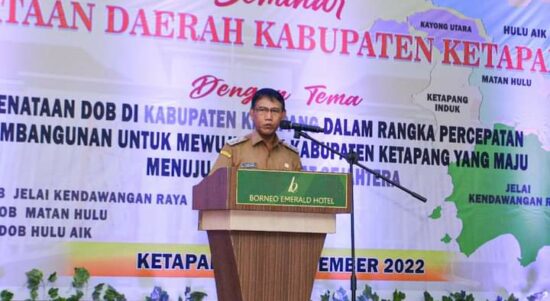 Wakil Bupati Ketapang, Farhan saat membuka seminar Penataan Daerah Kabupaten Ketapang, di Hotel Borneo Ketapang, Selasa (27/09/2022). (Foto: Adi LC)