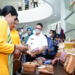 Ketua Dharma Pertiwi, Hetty Andika Perkasa melihat produk-produk kerajinan UMKM di Gedung UMKM Center. (Foto: Prokopim/Kominfo For KalbarOnline.com)