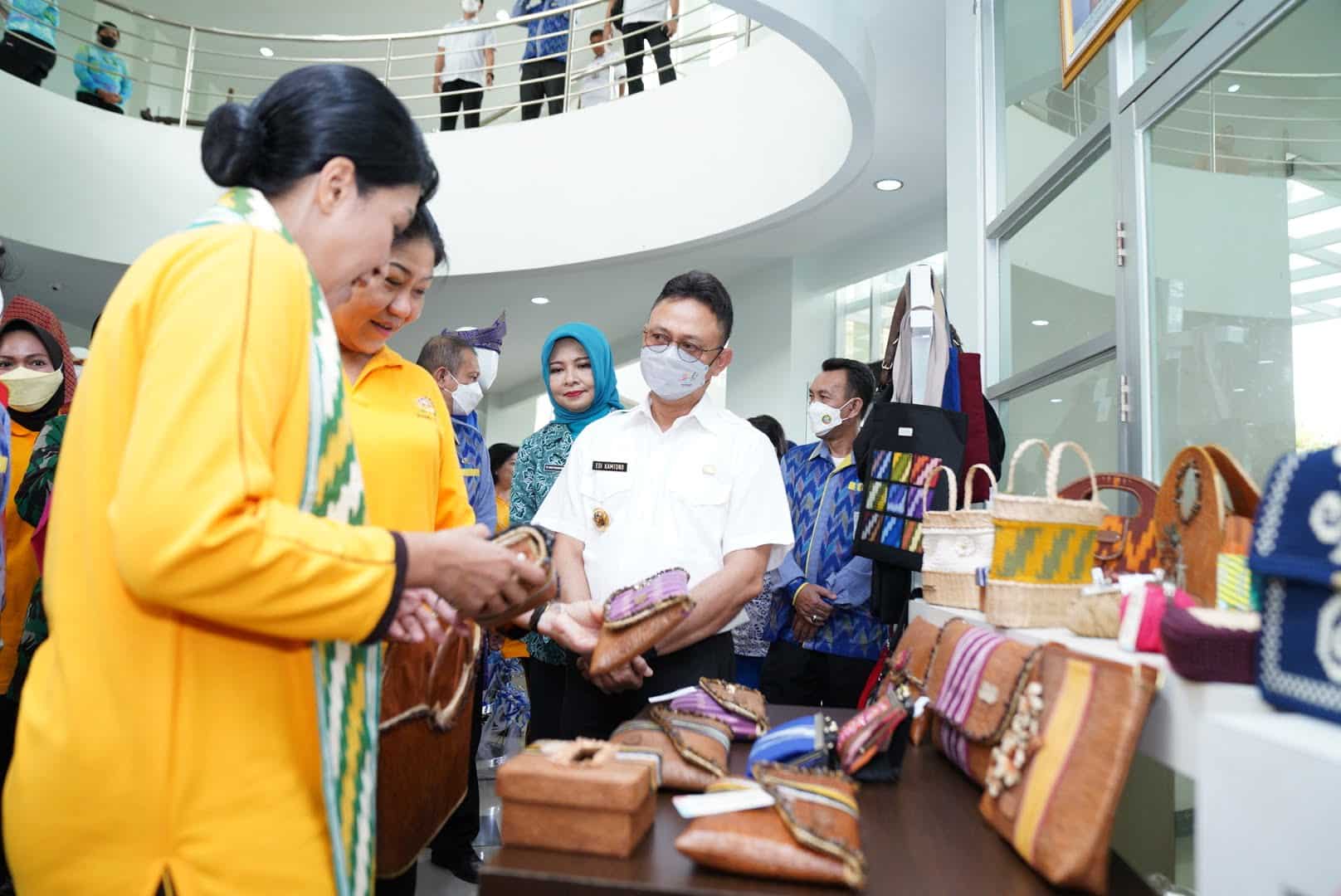 Ketua Dharma Pertiwi, Hetty Andika Perkasa melihat produk-produk kerajinan UMKM di Gedung UMKM Center. (Foto: Prokopim/Kominfo For KalbarOnline.com)