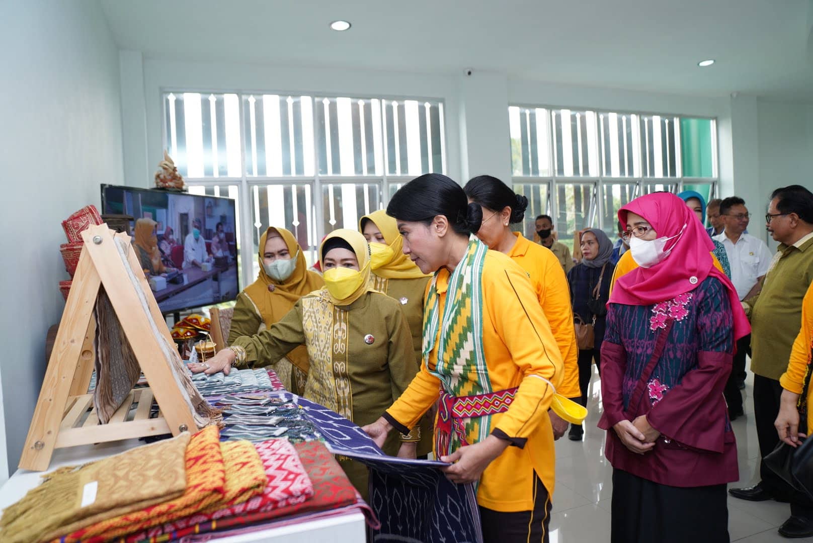 Ketua Dharma Pertiwi, Hetty Andika Perkasa melihat produk-produk kerajinan tangan di Gedung UMKM Center. (Foto: Prokopim/Kominfo For KalbarOnline.com)