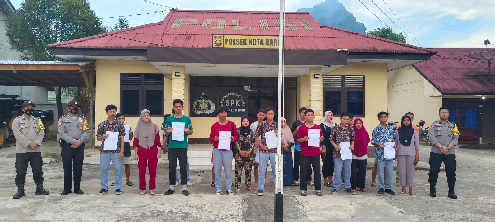 14 Pelajar SMAN 1 Tanah Pinoh berjanji tidak akam mengulangi perbutannya lagi. (Foto: Bahrum Sirait)