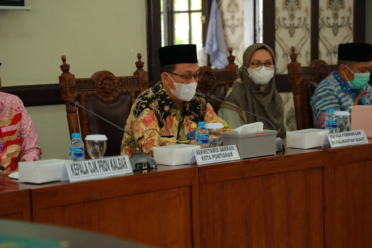 Sekretaris Daerah Kota Pontianak, Mulyadi membuka rapat pleno TPAKD Kota Pontianak. (Foto: Kominfo For KalbarOnline.com)