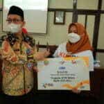 Sekretaris Daerah Kota Pontianak, Mulyadi menyerahkan bantuan secara simbolis kepada pelaku UMKM. (Foto: Kominfo For KalbarOnline.com)
