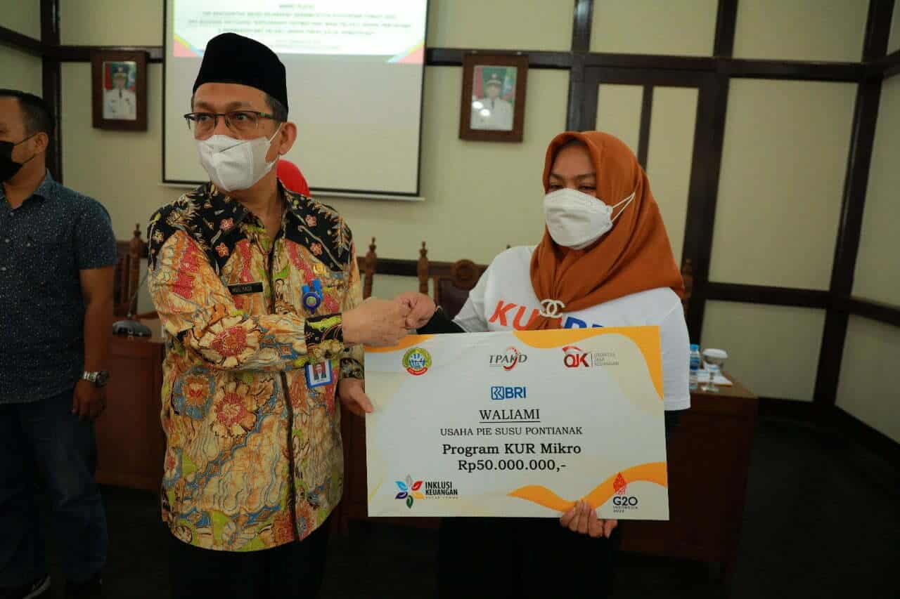 Sekretaris Daerah Kota Pontianak, Mulyadi menyerahkan bantuan secara simbolis kepada pelaku UMKM. (Foto: Kominfo For KalbarOnline.com)