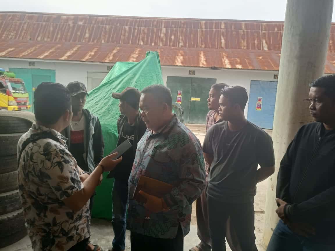 Lusminto Dewa, mantan Ketua Federasi Serikat Buruh Sejahtera Indonesia (SBSI) Ketapang saat memberikan keterangan pers. (Foto: Adi LC)