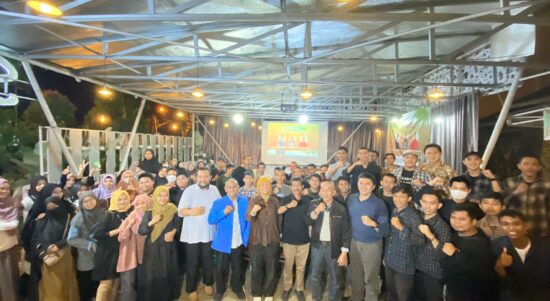 Foto bersama peserta diskusi publik di Cafe Safira Pontianak, Kamis (29/09/2022). (Foto: Jau/KalbarOnline.com)