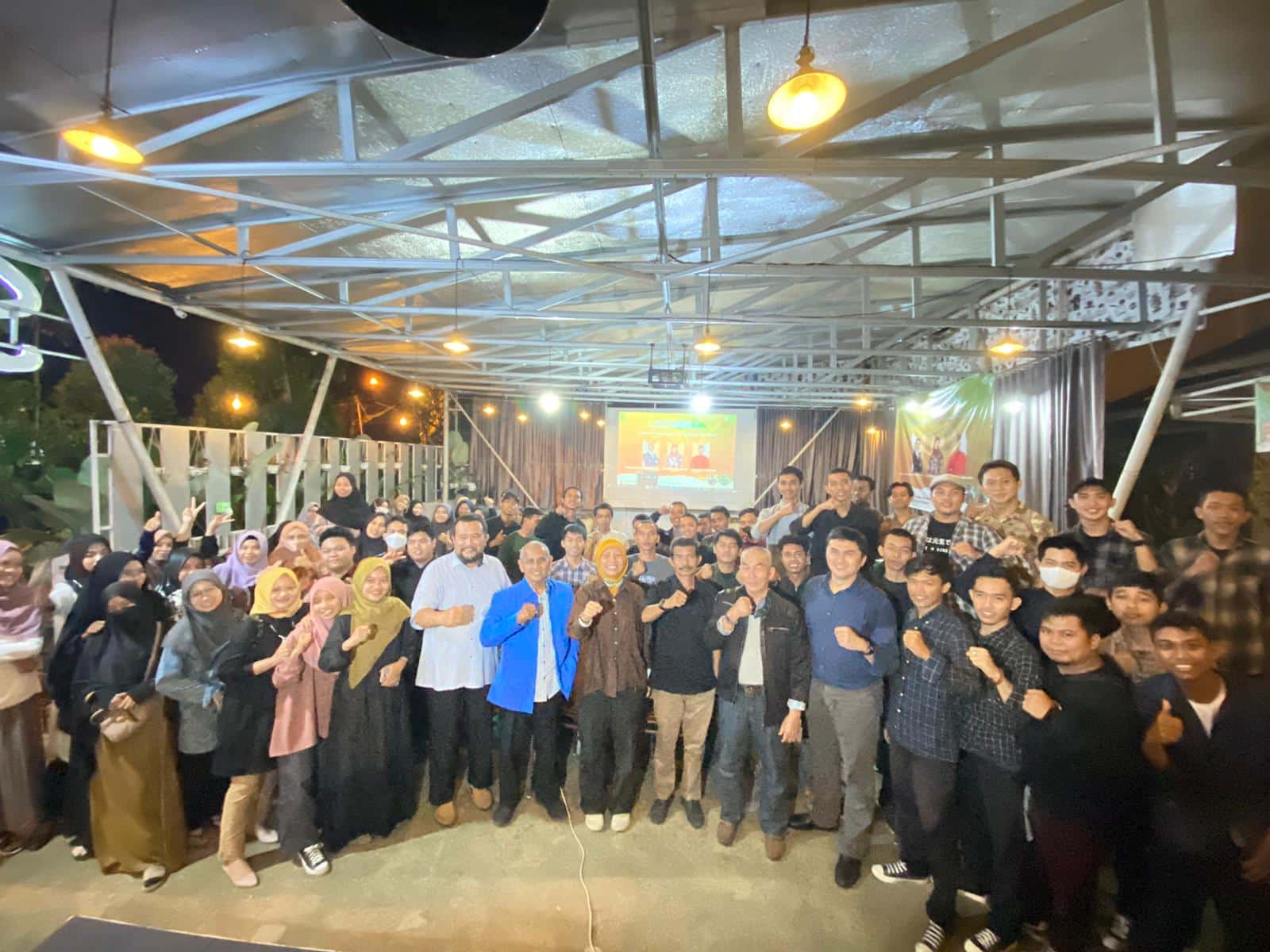 Foto bersama peserta diskusi publik di Cafe Safira Pontianak, Kamis (29/09/2022). (Foto: Jau/KalbarOnline.com)