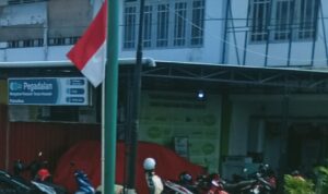 Kantor Pegadaian Putussibau tidak melakukan pengibaran bendera merah putih setengah tiang pada momen tanggal 30 September 2022. Foto ini diambil pada pukul 13.52 Wib. (Foto: Ishaq)