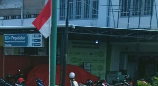 Kantor Pegadaian Putussibau tidak melakukan pengibaran bendera merah putih setengah tiang pada momen tanggal 30 September 2022. Foto ini diambil pada pukul 13.52 Wib. (Foto: Ishaq)