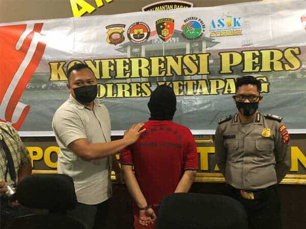 IS, Pimpinan Panti Asuhan Al Akbar di Kabupaten Ketapang yang terjerat kasus pencabulan dihadirkan dalam konferensi pers Polres Ketapang