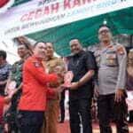 Ketua DPRD Ketapang Febriadi menerima penghargaan dari Manggala Agni Daops Kalimantan X Ketapang