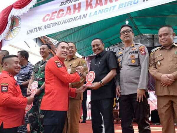 Ketua DPRD Ketapang Febriadi menerima penghargaan dari Manggala Agni Daops Kalimantan X Ketapang
