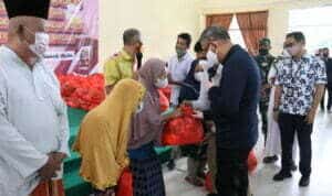 Gubernur Kalbar, Sutarmijdi menyerahkan 15 ribu paket sembako secara simbolis kepada seluruh masyarakat Kalbar, di Kota Pontianak, Sabtu (10/09/2022). (Foto biro Adpim For KalbarOnline.com)