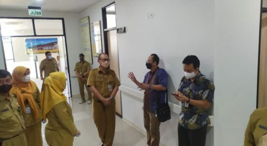 Kepala Dinas Kesehatan Provinsi Kalimantan Barat, Hary Agung Tjahyadi mendampingi Tim Visitasi Kementerian Kesehatan RI ke RSUD Dr Soedarso, Senin (01/08/2022). (Foto: Dinkes Kalbar For KalbarOnline.com)