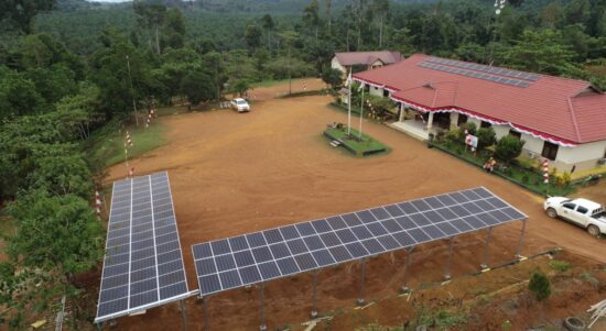 Penggunaan energi ramah lingkungan dengan menggunakan panel surya menjadi salah satu langkah yang dilakukan oleh CMI. (Foto: Adi LC)
