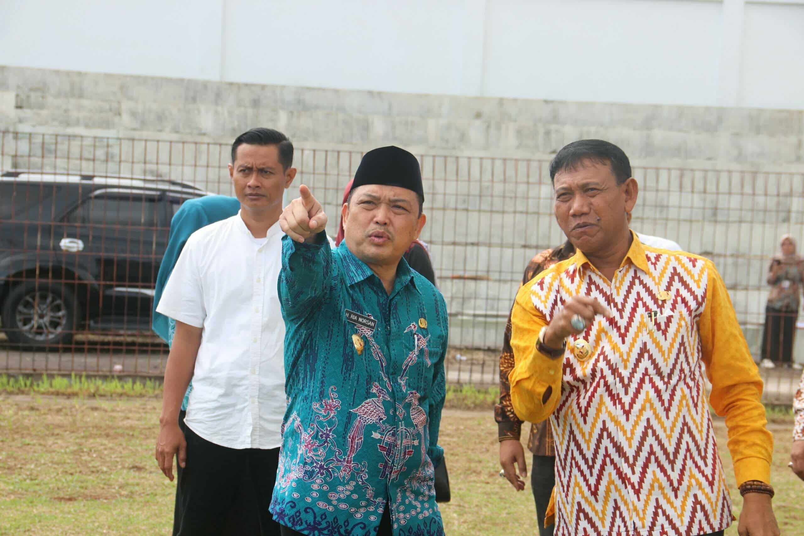 Wakil Gubernur Kalbar, Ria Norsan meninjau persiapan venue di GOR Stadion Tentemak yang bakal dijadikan sebagai tempat pembukaan MTQ ke XXX tingkat Provinsi Kalimantan Barat, Jumat (07/10/2022). (Foto Biro Adpim For KalbarOnline.com)