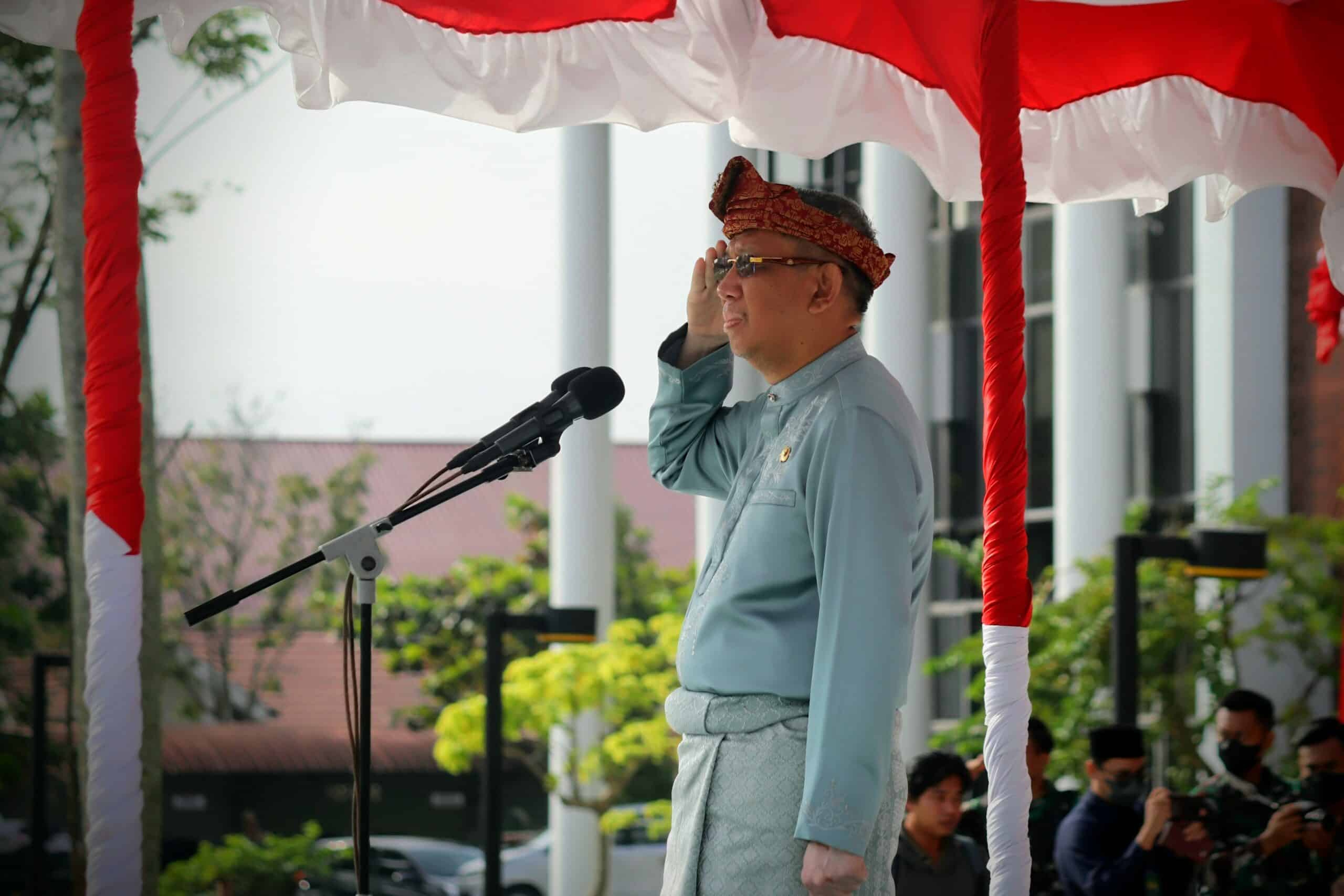 Gubernur Kalbar, Sutarmidji menjadi inspektur pada upacara Peringatan Hari Sumpah Pemuda (HSP) ke-94 tahun 2022, di halaman Kantor Gubernur Kalimantan Barat, Kota Pontianak, Jumat (28/10/2022). (Foto: Biro Adpim for KalbarOnline.com)