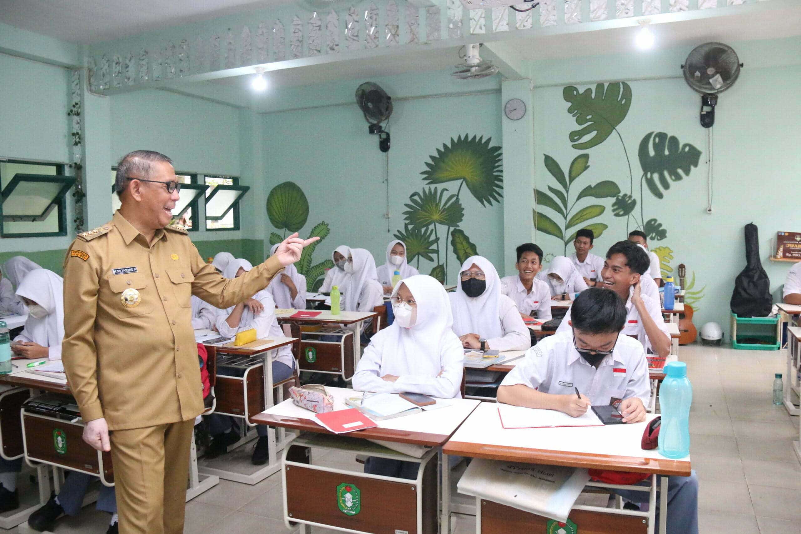 Gubernur Kalbar, Sutarmidji mengunjungi sejumlah sekolah untuk memberikan motivasi kepada para siswa yang sebentar lagi akan mengikuti Ujian Akhir Nasional. (Foto: Biro Adpim For KalbarOnline.com)