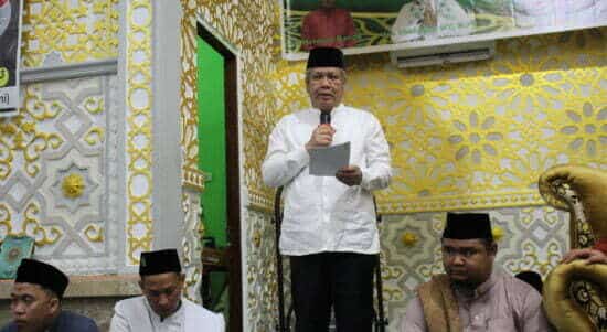 Sekda Kalbar, Harisson memberikan kata sambutan saat menghadiri pelantikan pengurus Ikatan Imam dan Khatib Kalimantan Barat di Masjid Nurul Iman Nipah Kuning Pontianak, Sabtu (15/10/2022). (Foto: Biro Adpim For KalbarOnline.com)