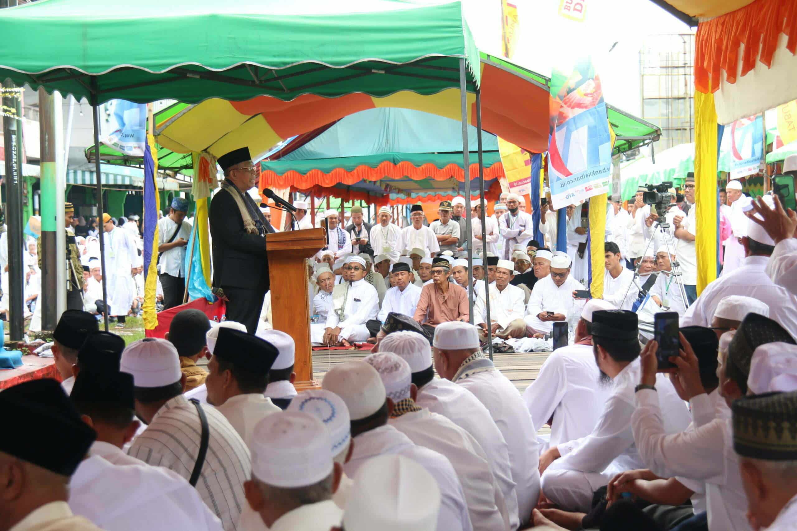 Ribuan jamaah hadir mengikuti kegiatan Maulid Nabi Muhammad SAW di Pasar Pemangkat, Kabupaten Sambas, Sabtu (08/10/2022). (Foto Biro Adpim For KalbarOnline.com)
