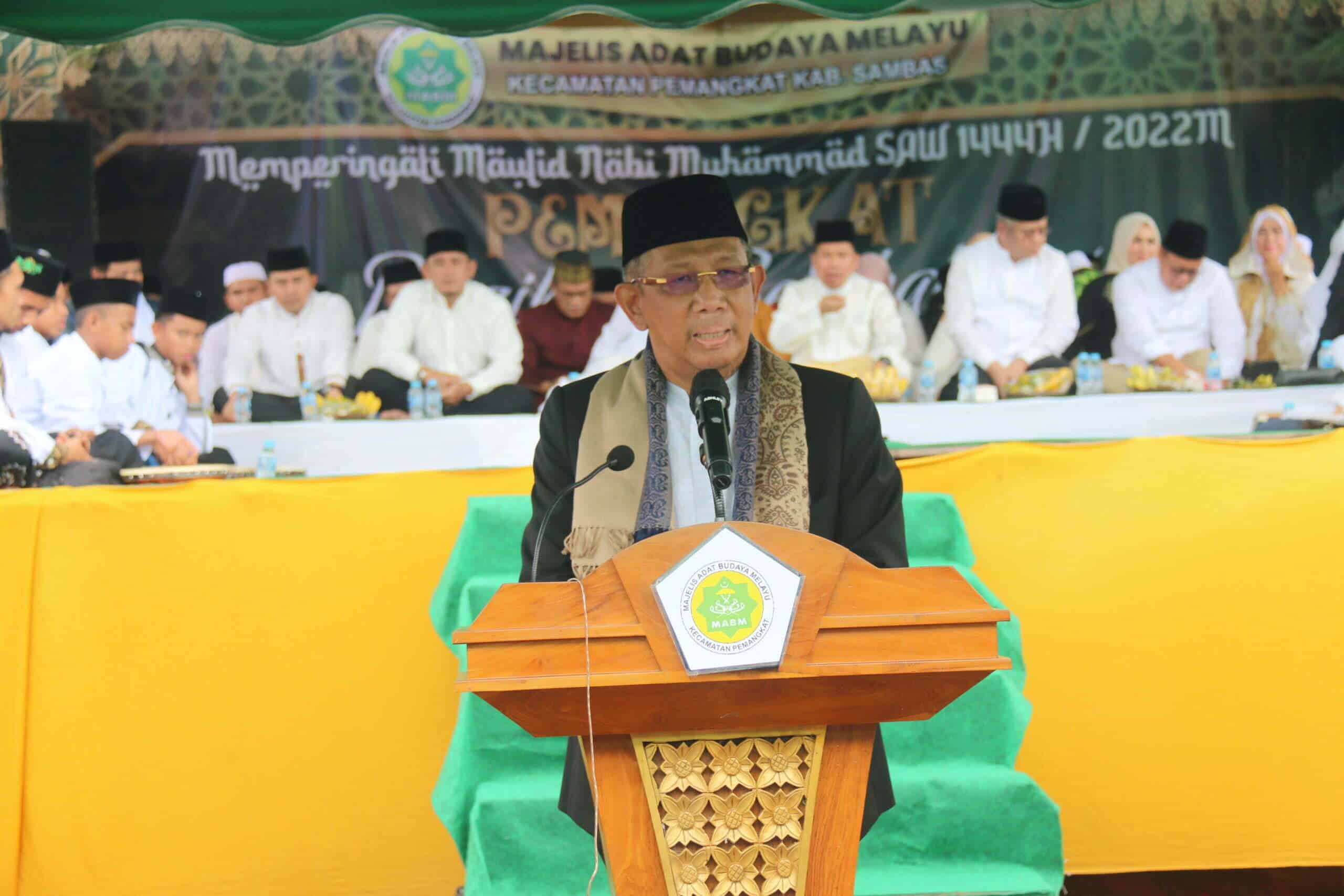 Gubernur Kalbar, Sutarmijdi memberikan kata sambutan pada acara Maulid Nabi Muhammad SAW di Pasar Pemangkat, Kabupaten Sambas, Sabtu (08/10/2022). (Foto Biro Adpim For KalbarOnline.com)