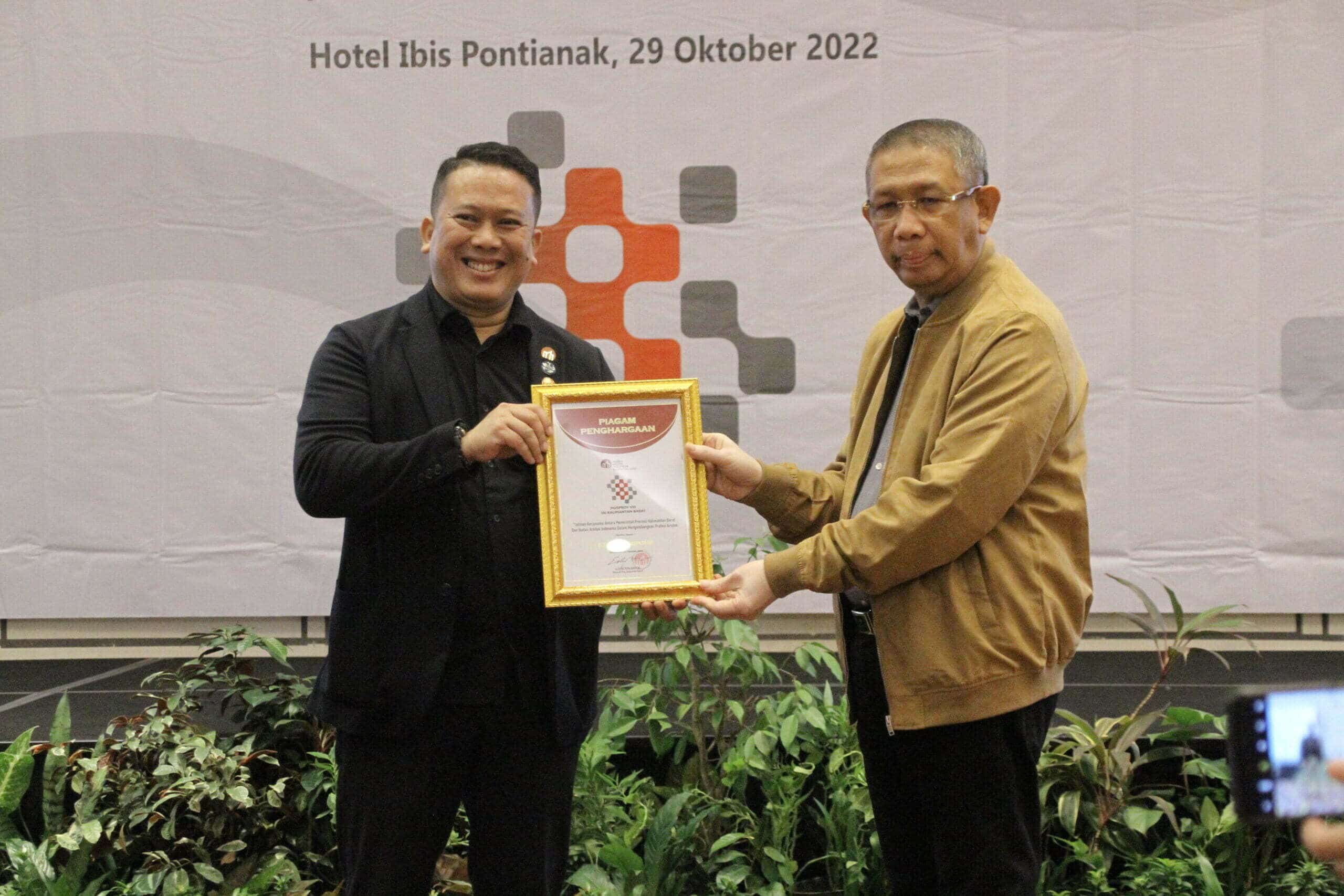 Gubernur Kalbar, Sutarmidji menerima penghargaan pada momen Musprov ke-VIII Ikatan Arsitek Indonesia (IAI) Provinsi Kalbar, di Hotel Ibis Pontianak, Sabtu (29/10/2022). (Foto: Biro Adpim For KalbarOnline.com)