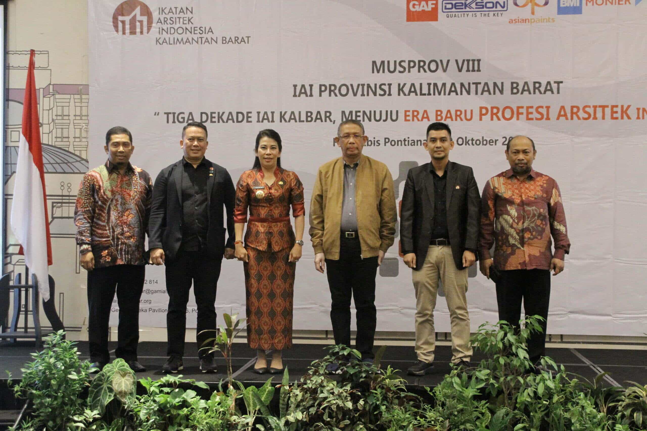 Gubernur Kalbar, Sutarmidji berfoto bersama di sela-sela pembukaan Musprov ke-VIII Ikatan Arsitek Indonesia (IAI) Provinsi Kalbar, di Hotel Ibis Pontianak, Sabtu (29/10/2022). (Foto: Biro Adpim For KalbarOnline.com)