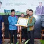Gubernur Kalbar Sutarmidji didampingi Kepala DJPb Provinsi Kalbar Imik Eko Putro menyerahkan piagam penghargaan kepada Wali Kota Pontianak Edi Rusdi Kamtono