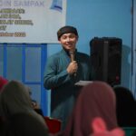 Wakil Bupati Kapuas Hulu, Wahyudi Hidayat memberikan kata sambutan di acara Maulid Nabi Muhammad SAW 1444 H di Masjid Sabilal Muhtadin. (Foto: Ishaq)