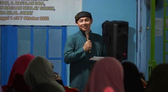Wakil Bupati Kapuas Hulu, Wahyudi Hidayat memberikan kata sambutan di acara Maulid Nabi Muhammad SAW 1444 H di Masjid Sabilal Muhtadin. (Foto: Ishaq)