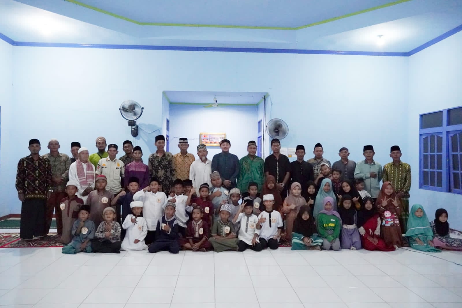 Wakil Bupati Kapuas Hulu, Wahyudi Hidayat berfoto bersama jemaah di Masjid Sabilal Muhtadin. (Foto: Ishaq)