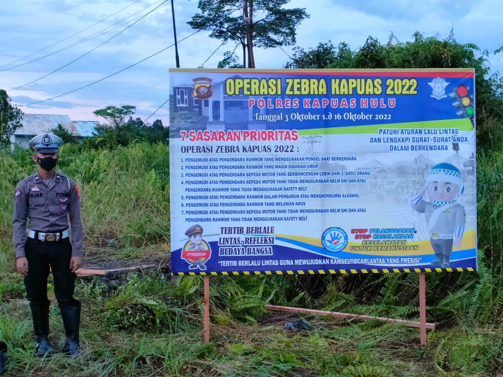Spanduk imbauan yang berisi pemberitahuan akan dilaksanakannya Operasi Zebra Kapuas 2022 dan sasaran prioritas pelanggaran. (Foto: Ishaq)