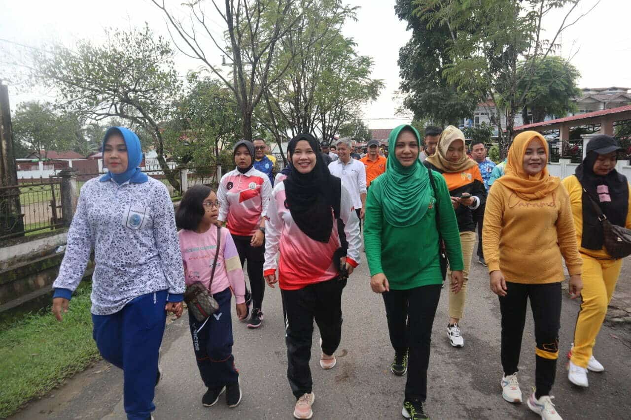 Ribuan peserta mengikuti kegiatan jalan sehat yang digelar Kodim 1203 Ketapang sebagai rangkaian HUT TNI ke-77 tahun 2022. (Foto: Adi LC)