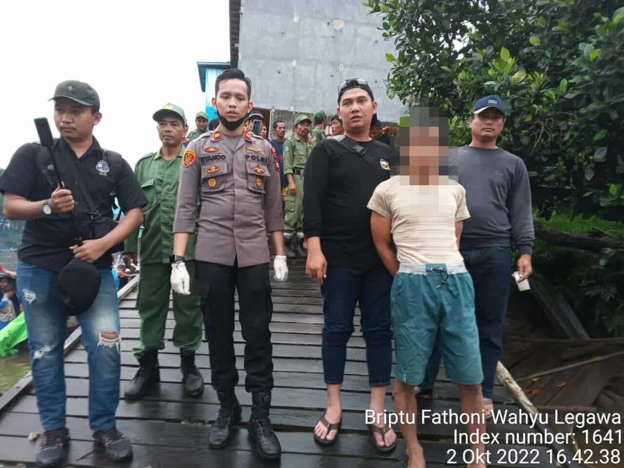 Lustara (38 tahun) diamankan petugas gabungan Polres Ketapang dan Polsek Sandai usai membunuh istri dan anak laki-lakinya. (Foto: Adi LC)