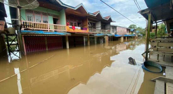 Aktivitas pasar tradisional di Desa Menukung Kota lumpuh total diterjang banjir. (Foto: Bahrum Sirait)