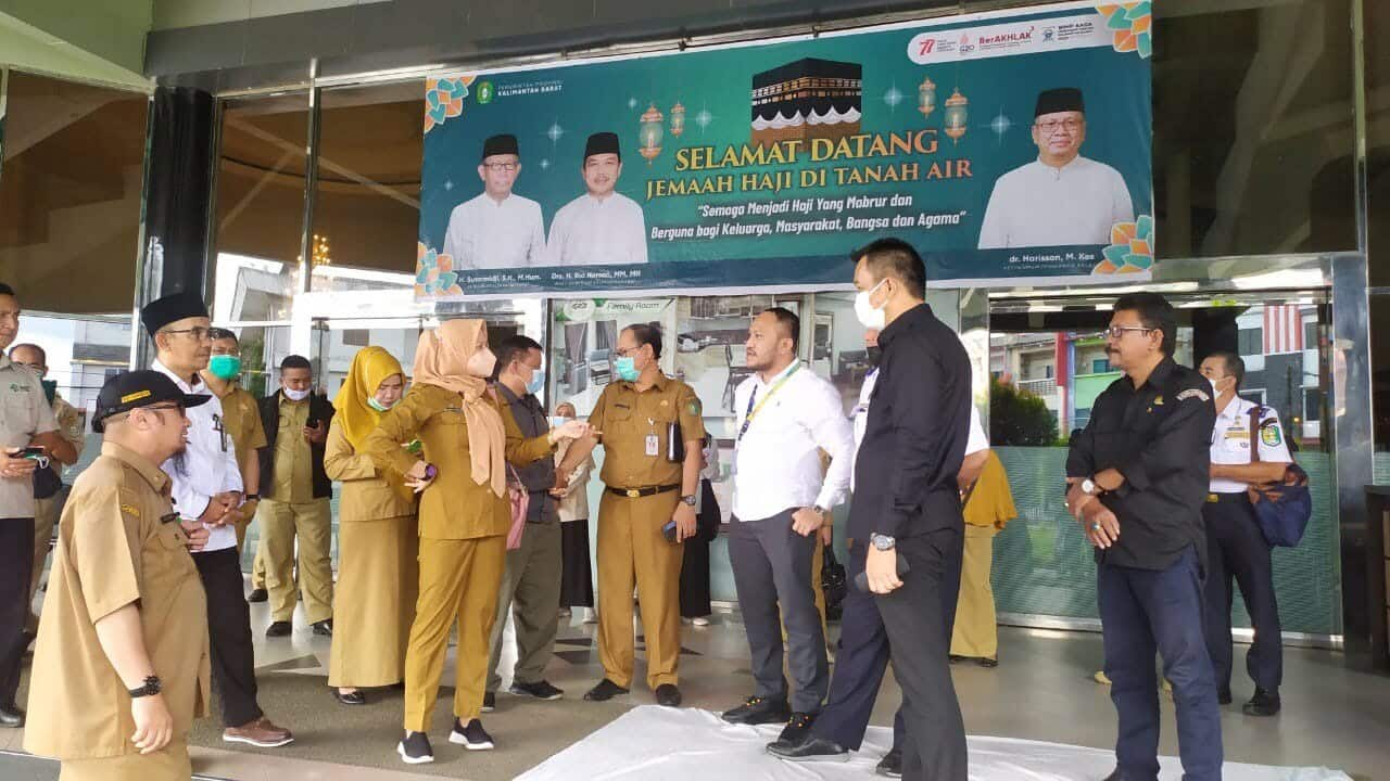 Kadinkes Provinsi Kalbar, Hary Agung Tjahyadi meninjau lokasi kepulangan para jemaah haji Kalbar di Hotel Kapuas Palace, Selasa (26/07/2022). (Foto: Biro Adpim For KalbarOnline.com)