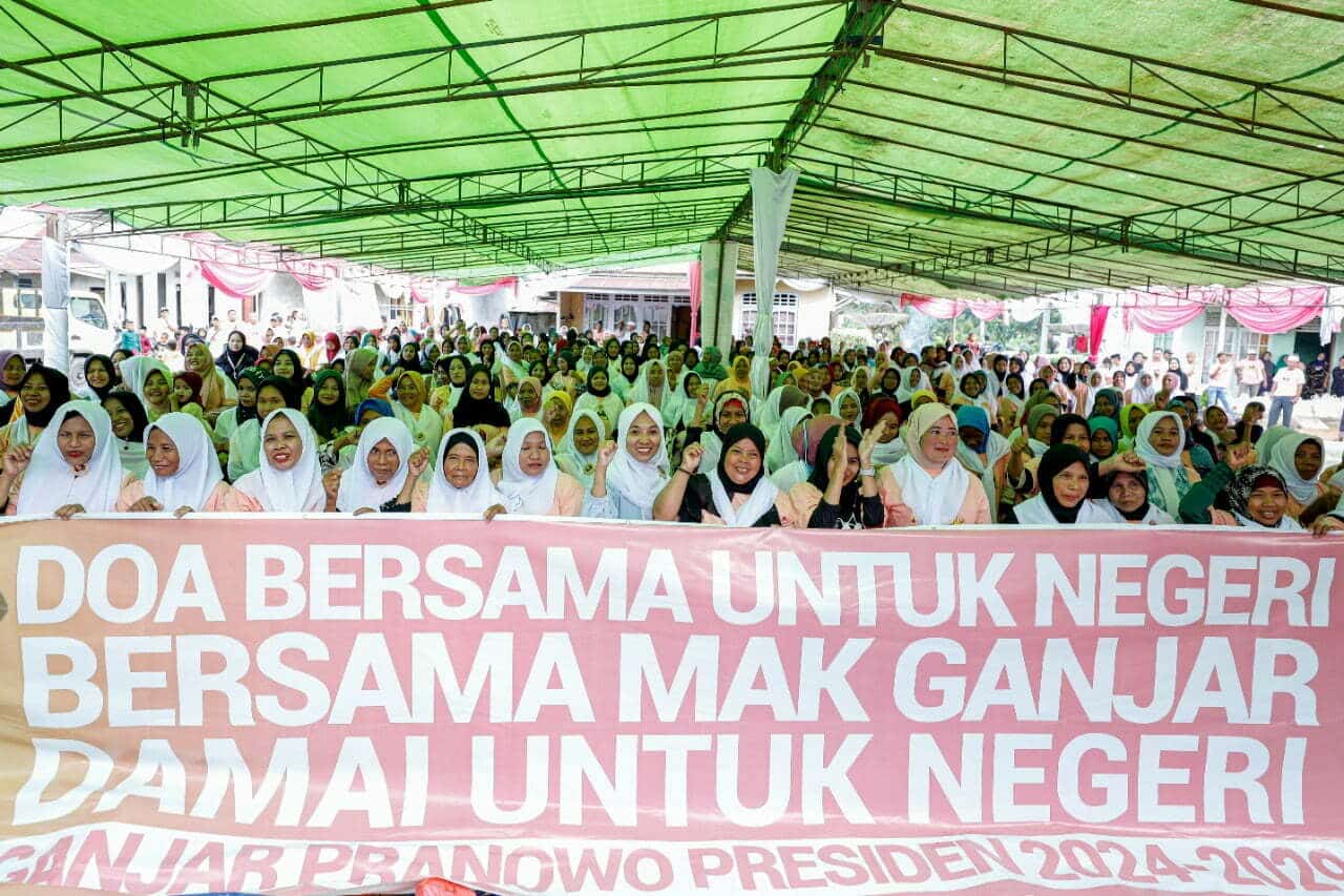 Relawan pendukung Ganjar Pranowo yang tergabung dalam Mak Ganjar Provinsi Kalimantan Barat menggelar doa bersama untuk kebaikan dan kemajuan bangsa dan negara Indonesia. (Foto: Jauhari)