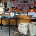 Press release sejumlah kasus tindak pidana yang berhasil diungkap oleh Sat Reskrim dan Sat Narkoba, di Mapolres Melawi, Rabu (05/10/2022). (Foto: Bahrum Sirat)