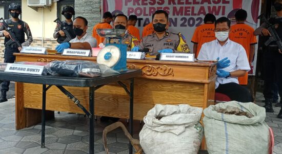 Press release sejumlah kasus tindak pidana yang berhasil diungkap oleh Sat Reskrim dan Sat Narkoba, di Mapolres Melawi, Rabu (05/10/2022). (Foto: Bahrum Sirat)