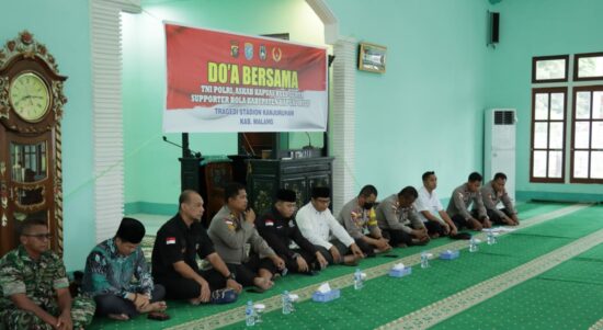 Doa bersama di Masjid Wira Pratama Polres Kapuas Hulu atas tragedi sepak bola di Stadion Kanjuruhan Malang, Jawa Timur. (Foto: Ishaq)