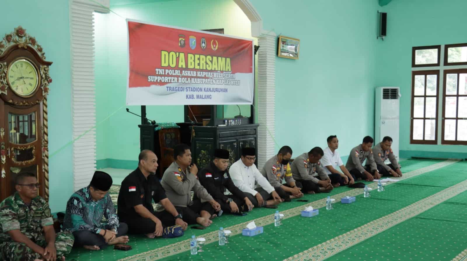Doa bersama di Masjid Wira Pratama Polres Kapuas Hulu atas tragedi sepak bola di Stadion Kanjuruhan Malang, Jawa Timur. (Foto: Ishaq)