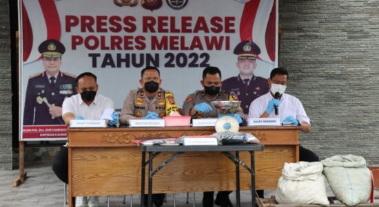Press release sejumlah kasus tindak pidana yang berhasil diungkap oleh Sat Reskrim dan Sat Narkoba, di Mapolres Melawi, Rabu (05/10/2022). (Foto: Jauhari)