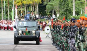 Pangdam XII/Tpr, Mayjen TNI Sulaiman Agusto memimpin upacara parade pada puncak peringatan HUT TNI ke-77 di wilayah perbatasan Malaysia-Indonesia (Malindo), di Kecamatan Entikong, Kabupaten Sanggau, Provinsi Kalbar. (Foto: Jauhari)