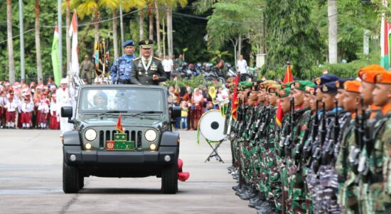Pangdam XII/Tpr, Mayjen TNI Sulaiman Agusto memimpin upacara parade pada puncak peringatan HUT TNI ke-77 di wilayah perbatasan Malaysia-Indonesia (Malindo), di Kecamatan Entikong, Kabupaten Sanggau, Provinsi Kalbar. (Foto: Jauhari)