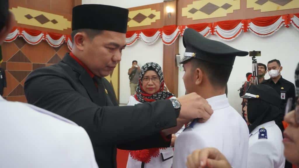 Bupati Kapuas Hulu, Fransiskus Diaan melantik 74 kepala desa terpilih pada pilkades serentak tahun 2022, di Gedung DPRD Kapuas Hulu, Rabu (05/10/2022). (Foto: Ishaq)