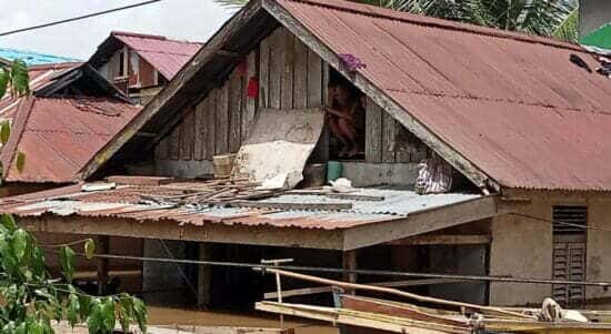 Salah satu rumah warga Kecamatan Serawai yang terendam banjir. (Foto: Jauhari)