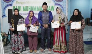 Wakil Bupati Kapuas Hulu, Wahyudi Hidayat berfoto bersama para pemenang lomba. (Foto: Ishaq)