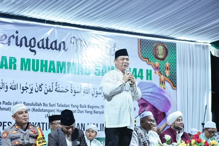 Wakil Gubernur Kalbar, Ria Norsan turut menghadiri peringatan Maulid Nabi Muhammad SAW 1444 H/2022 M yang diselenggarakan oleh Pondok Pesantren Hidayaturrahman Kalinilam, Rabu (05/10/2022) malam. (Foto: Adi LC)